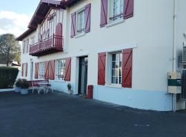 Gîte classé 4 étoiles Mulhoa, hotel v destinaci Hasparren