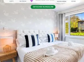 Charming Detached Bungalow - Close to Town Centre - Driveway Parking, Self-Check-In, Fast WiFi and Garden by Yoko Property