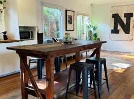 Welcome to The Roy - Family home close to airport and train!, hotel in Melbourne