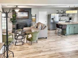 Charming Family Retreat Near Parks Fire Pit & Games, hotel v destinaci Decatur