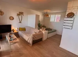 Joli Studio vue Mer avec Piscine