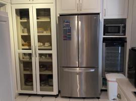 Beautiful Villa by the Beach, hotel com estacionamento em Nassau