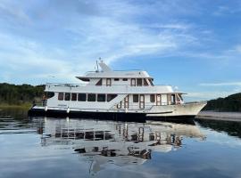 Mamirauá Barco Hotel, boat in Manaus