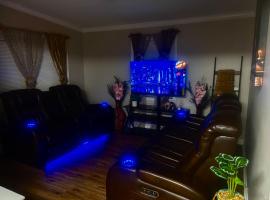 LED Lighting Reclining Sofas Cozy 3 Bedroom Home, ξενοδοχείο σε Τζάκσονβιλ