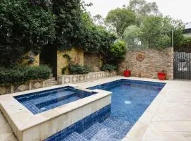 Luxurious Living With Fire Place & Parking