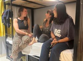 Travotale Hostel and CoWork Koregaonpark Pune, хостел в городе Пуна