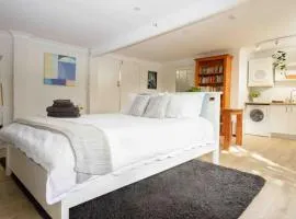 Stylish Studio in Heart of Annandale Village