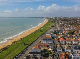 Stunning Bright Two Bedroom Apartment In Southbourne, hotel in Southbourne