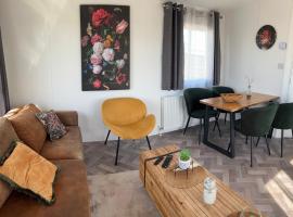 Neues Ferienhaus Nr 86 für bis zu 5 Persdirekt am Wattenmeer, hundefreundlich eingezäunt, Hotel in Westerland