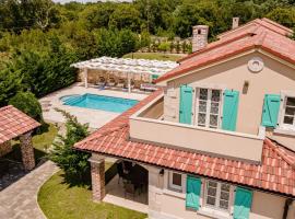 Casa Verde with pool, hotel di Kras
