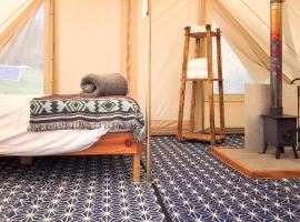 Tinker the Bell Tent at Pentref Luxury Camping, lều trại sang trọng ở Penuwch