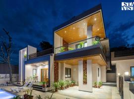 Nakeshatra Villa by VEO - Part of StayVista with Pool, Lawn, Balcony at city center in Udaipur, hotel Udaipurban