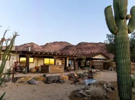 Spectacular Desert Cottage with Sauna and Jacuzzi in California
