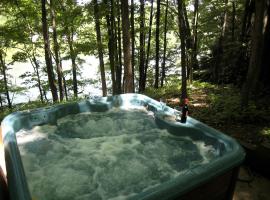 Beautiful Cabin with Hot Tub Surrounded by Trees in Confluence, Pennsylvania, hotel v destinaci Confluence