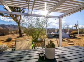 Yucca Valley Glampiing Spot with Hot-Tub and Full Amenities