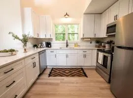 Stunning and Fully-Equipped Tiny House with Breathtaking Views of South Cumberland State Park in Monteagle, TN