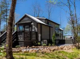 Amazing Lake Close Cabin with Fire Pit in Tracy City, Tennessee