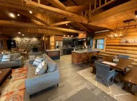 Remodeled Cabin with Pool Table and Hot-Tub in Wyoming