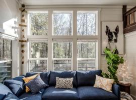 Charming Cabin with Stunning Sights in Monteagle, Tennessee, hotel v destinaci Monteagle