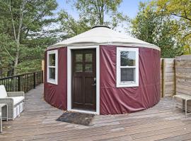 Secluded Glamping Yurt with Scenic Wilderness Views near Sears, Michigan, khách sạn ở Sears