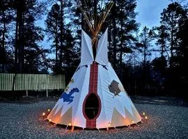 Gorgeous Pet Friendly Log Cabin with a Tipi and Pond, Perfect for a Weekend Getaway, Minutes from Hochatown