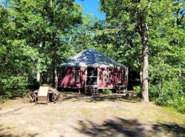 Luxurious Modern Yurt with Stargazing Dome near Pere Marquette River – Baldwin, Michigan – hotel w mieście Baldwin