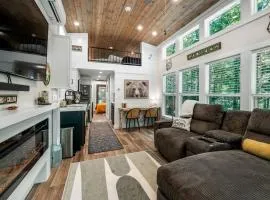 Incredible Cottage with Fire Pit and Stunning Forest Views in Mentore, Alabama