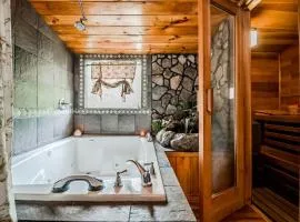 Secluded Pet Friendly Wooden Cabin with Sauna, Hot-tub and Pool Table in Cleveland, Georgia