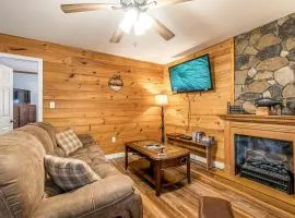Cute Cabin with Pool Table and Hiking Trails in Cleveland, Georgia