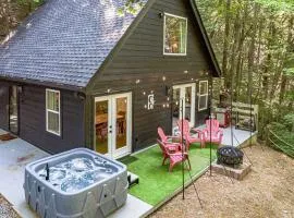 Lovely Secluded Cabin Surrounded by Trees in Clarkesville, Georgia