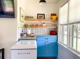Efficiency-Style Cabin with Spa Lovely for a Couples Escape in Hunt, Texas, hotel v destinaci Hunt