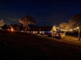 Beautiful Lakeside Rental with Hot-Tub in Igram, Texas, Perfect for Family Glamping Trips, hotel v destinaci Ingram