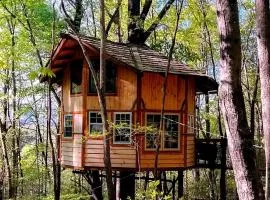 Comfy Wooden Treehouse Perfect for Small Families in Copperhill, Tennessee