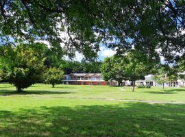La Villa des Golf.e.s, hotel v destinaci Theix