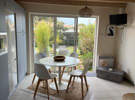 Cozy retreat near the beach terraces and parking, hotel in La Flotte