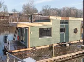Geräumige, hochwertiges Hausboot PETITE mit Kamin