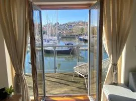Stunning Marina Apartment