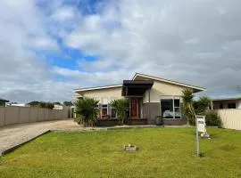 Jestalong House - Pet Friendly Outside - 4 De Guichen Dr