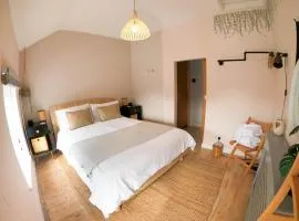 Romantic coastal getaway with hot tub & log burner