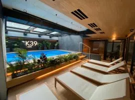 Deluxe Industrial Apartment free Parking, Swimming Pool, Sauna & Gym