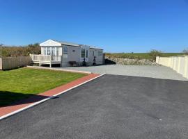 Chalet Sleeps 4 Near Cymyran Beach, chalet de monta&ntilde;a en Holyhead