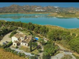 Exclusive Lakeside Villa with Private Pool & Total Privacy, hotel i Viñuela