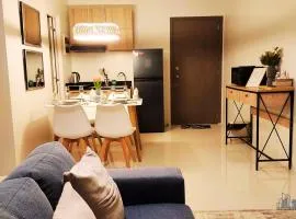Stylish Apartment with Gym, Pool and Free Parking Near Airport - B2 2Hessonite