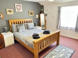 Llanidloes Townhouse-pet-friendly-sleeps 7-Mid Wales