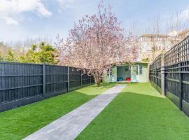 4-Bedroom Seafront House in Southend Sea Views - Pass the Keys, hotel v destinaci Southend-on-Sea