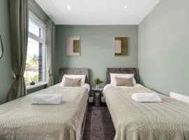 3 Bedroom Bolton House Sleeps 6 with Games Room Free Parking and Fast WiFi