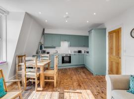 Modern 2 Bed Cromer Apartment, Sea Views, Wi-Fi, 2 Min to Beach, khách sạn ở Cromer