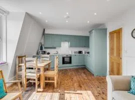 Modern 2 Bed Cromer Apartment, Sea Views, Wi-Fi, 2 Min to Beach