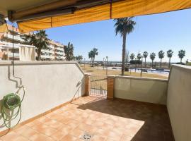 Onze - primera línea de mar con piscina, hotel v destinaci Cubelles