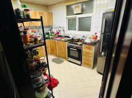 Single private room with shared washroom and kitchen, hotel in Sharjah